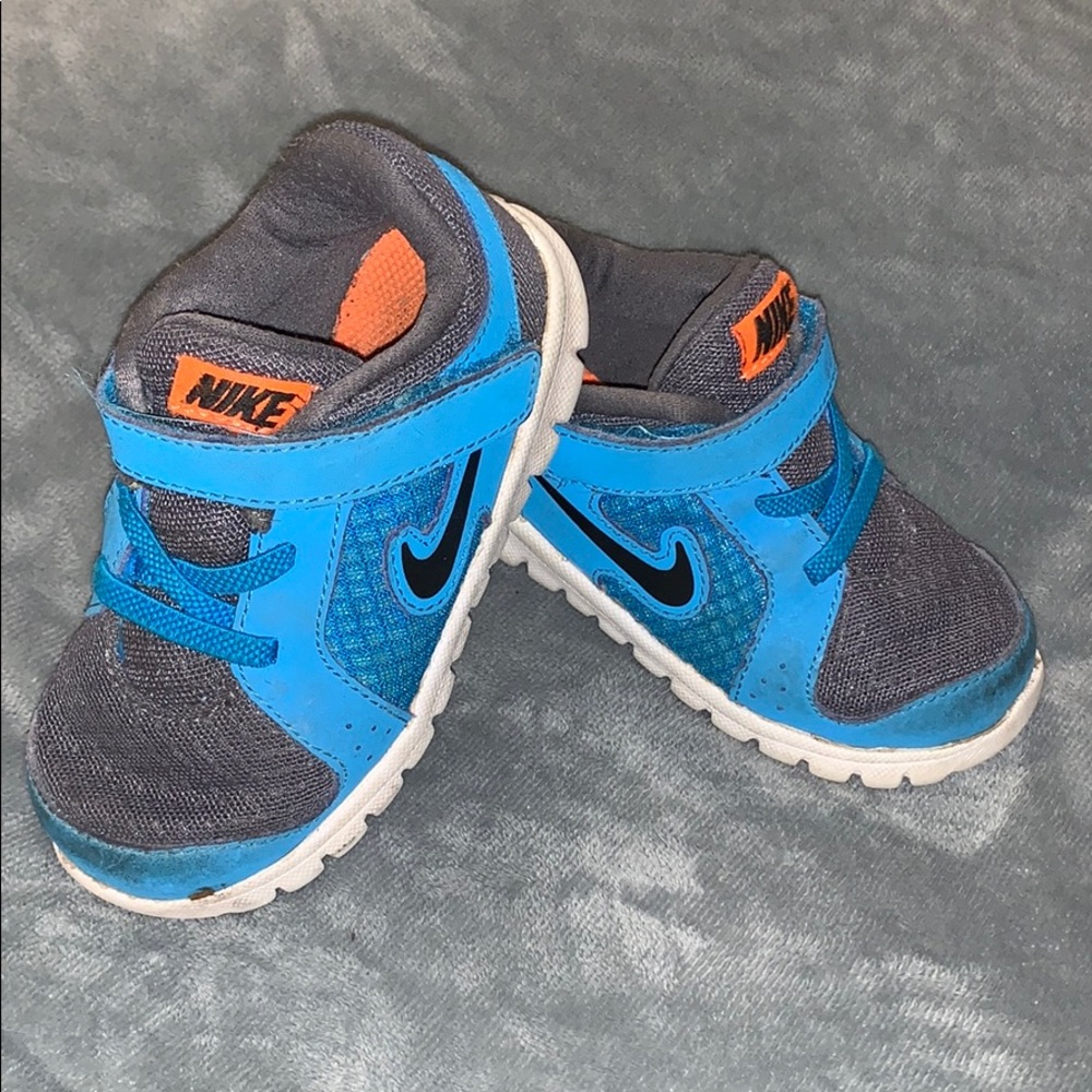 EUC size 7 Nike sneakers